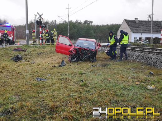 Kierujący seicento wjechał pod nadjeżdżający pociąg. Są ranni