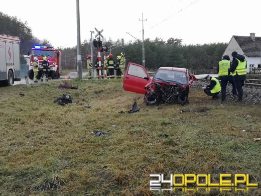 Kierujący seicento wjechał pod nadjeżdżający pociąg. Są ranni