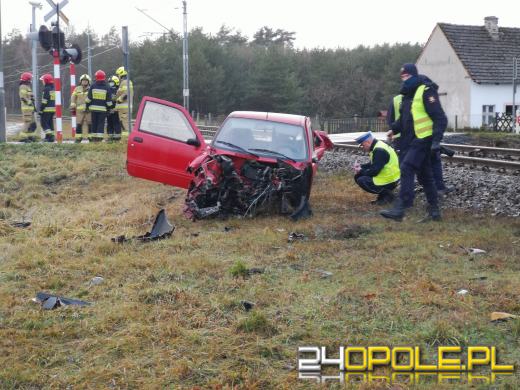 Kierujący seicento wjechał pod nadjeżdżający pociąg. Są ranni