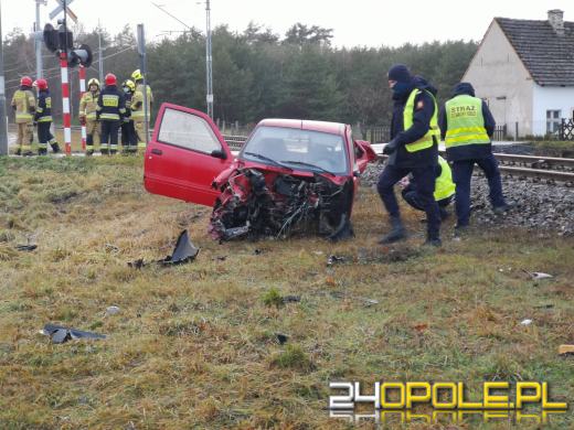 Kierujący seicento wjechał pod nadjeżdżający pociąg. Są ranni