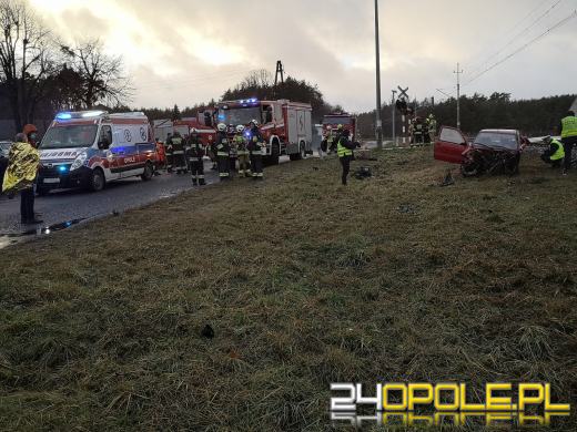 Kierujący seicento wjechał pod nadjeżdżający pociąg. Są ranni