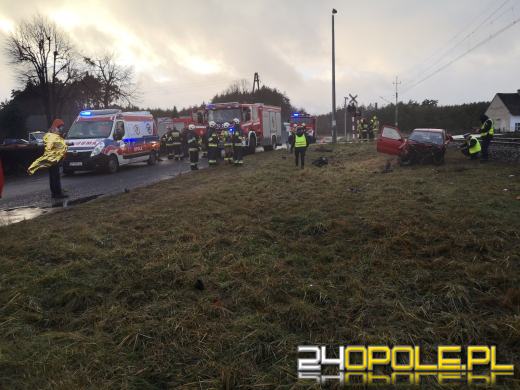 Kierujący seicento wjechał pod nadjeżdżający pociąg. Są ranni