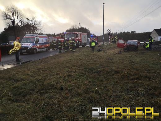 Kierujący seicento wjechał pod nadjeżdżający pociąg. Są ranni