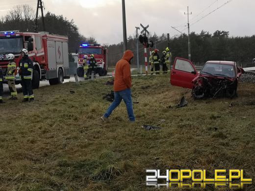 Kierujący seicento wjechał pod nadjeżdżający pociąg. Są ranni