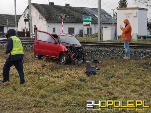 Kierujący seicento wjechał pod nadjeżdżający pociąg. Są ranni