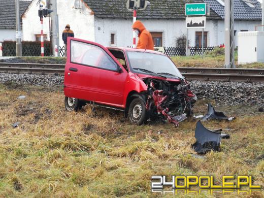 Kierujący seicento wjechał pod nadjeżdżający pociąg. Są ranni