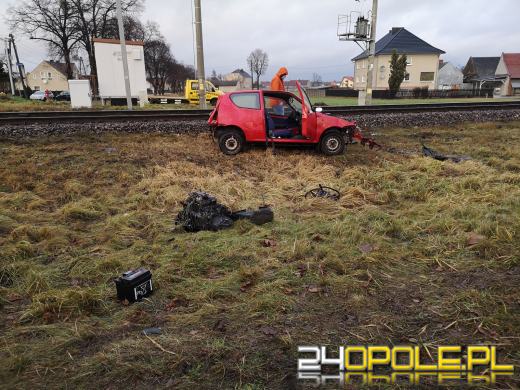 Kierujący seicento wjechał pod nadjeżdżający pociąg. Są ranni