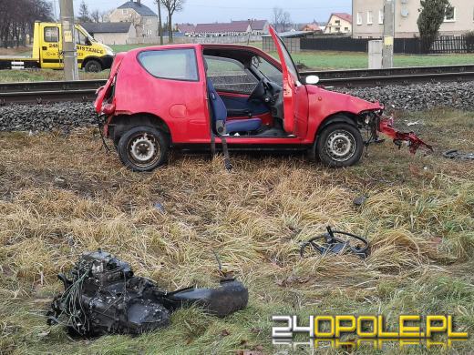 Kierujący seicento wjechał pod nadjeżdżający pociąg. Są ranni