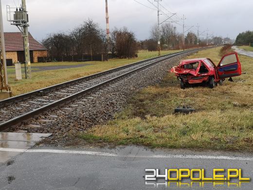 Kierujący seicento wjechał pod nadjeżdżający pociąg. Są ranni