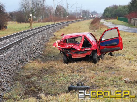 Kierujący seicento wjechał pod nadjeżdżający pociąg. Są ranni