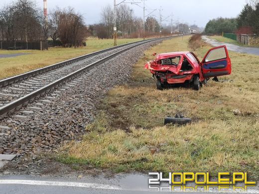 Kierujący seicento wjechał pod nadjeżdżający pociąg. Są ranni