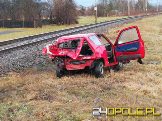 Kierujący seicento wjechał pod nadjeżdżający pociąg. Są ranni