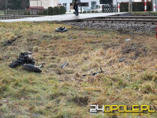 Kierujący seicento wjechał pod nadjeżdżający pociąg. Są ranni