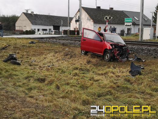Kierujący seicento wjechał pod nadjeżdżający pociąg. Są ranni