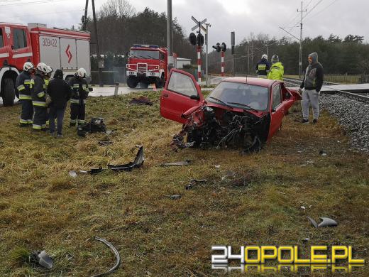 Kierujący seicento wjechał pod nadjeżdżający pociąg. Są ranni