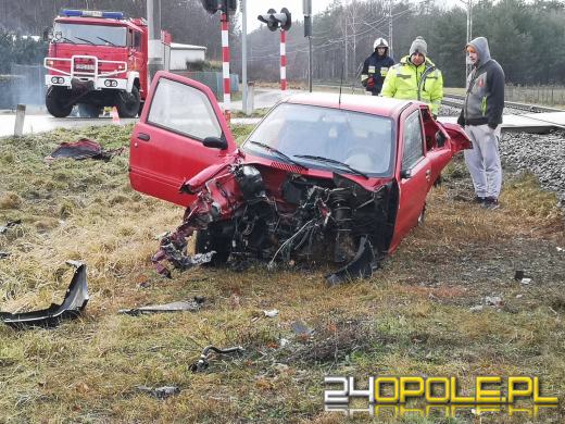 Kierujący seicento wjechał pod nadjeżdżający pociąg. Są ranni