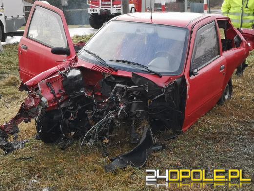 Kierujący seicento wjechał pod nadjeżdżający pociąg. Są ranni