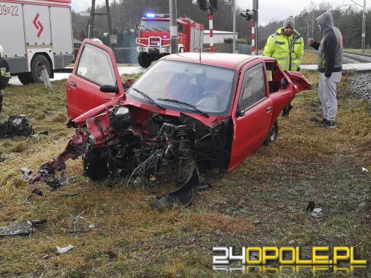 Kierujący seicento wjechał pod nadjeżdżający pociąg. Są ranni