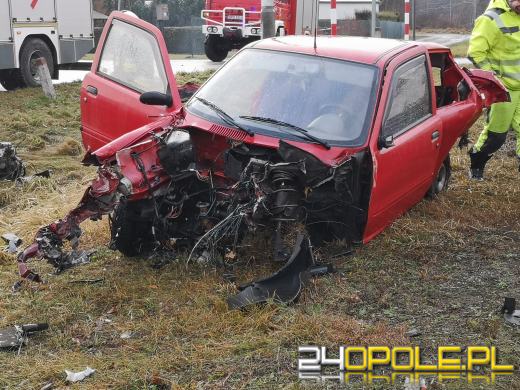 Kierujący seicento wjechał pod nadjeżdżający pociąg. Są ranni