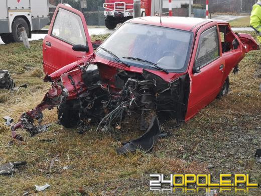 Kierujący seicento wjechał pod nadjeżdżający pociąg. Są ranni