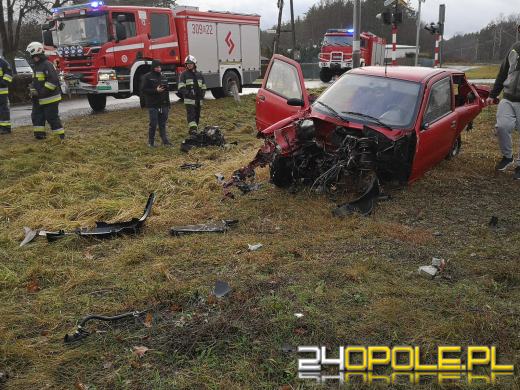 Kierujący seicento wjechał pod nadjeżdżający pociąg. Są ranni