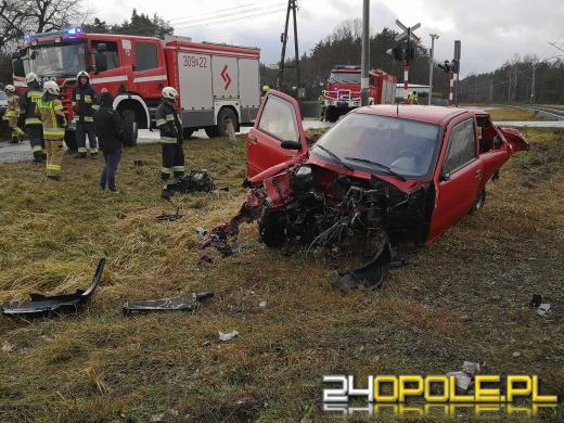 Kierujący seicento wjechał pod nadjeżdżający pociąg. Są ranni