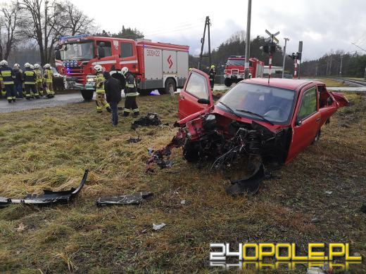 Kierujący seicento wjechał pod nadjeżdżający pociąg. Są ranni