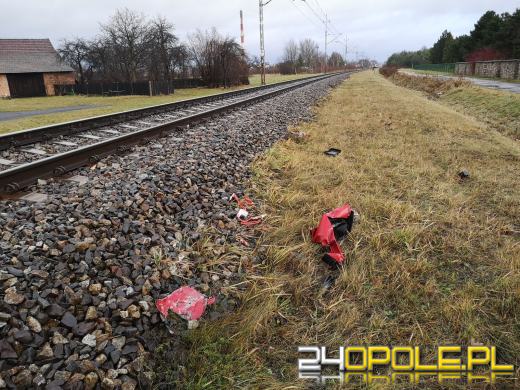 Kierujący seicento wjechał pod nadjeżdżający pociąg. Są ranni