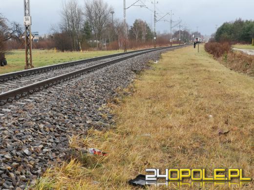 Kierujący seicento wjechał pod nadjeżdżający pociąg. Są ranni