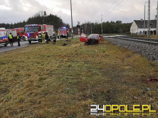 Kierujący seicento wjechał pod nadjeżdżający pociąg. Są ranni