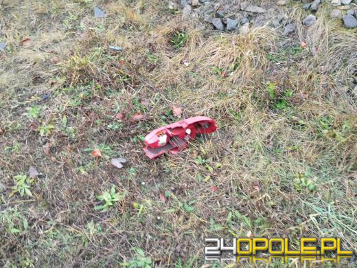 Kierujący seicento wjechał pod nadjeżdżający pociąg. Są ranni