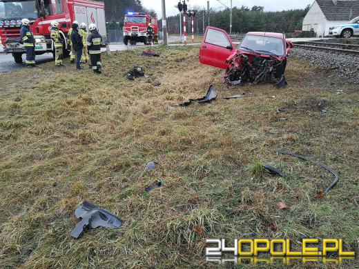 Kierujący seicento wjechał pod nadjeżdżający pociąg. Są ranni
