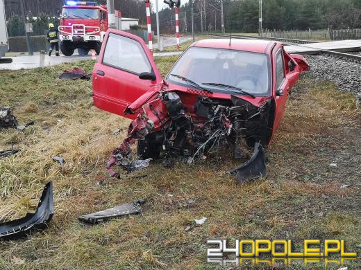 Kierujący seicento wjechał pod nadjeżdżający pociąg. Są ranni
