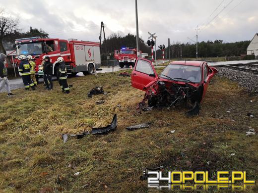 Kierujący seicento wjechał pod nadjeżdżający pociąg. Są ranni