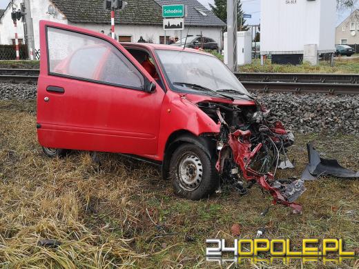 Kierujący seicento wjechał pod nadjeżdżający pociąg. Są ranni