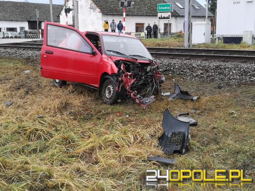 Kierujący seicento wjechał pod nadjeżdżający pociąg. Są ranni