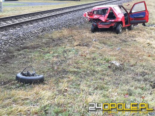 Kierujący seicento wjechał pod nadjeżdżający pociąg. Są ranni