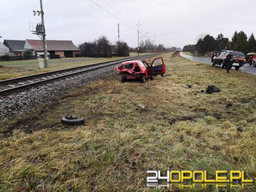 Kierujący seicento wjechał pod nadjeżdżający pociąg. Są ranni