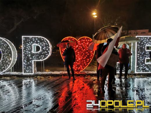 Manifestujący domagają się zawetowania przez prezydenta ustawy pn. "Lex TVN"