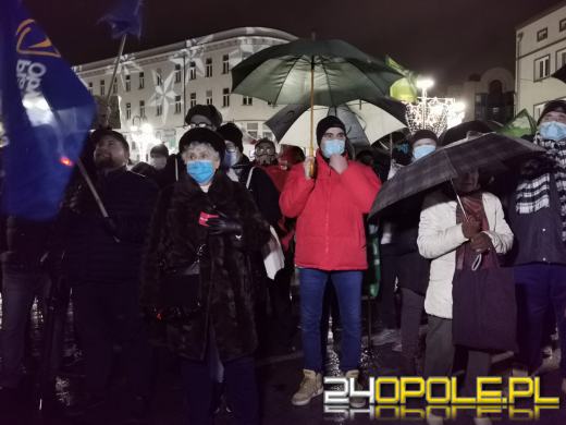 Manifestujący domagają się zawetowania przez prezydenta ustawy pn. "Lex TVN"