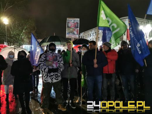 Manifestujący domagają się zawetowania przez prezydenta ustawy pn. "Lex TVN"