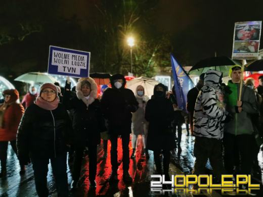 Manifestujący domagają się zawetowania przez prezydenta ustawy pn. "Lex TVN"