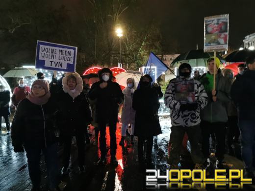 Manifestujący domagają się zawetowania przez prezydenta ustawy pn. "Lex TVN"