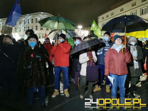 Manifestujący domagają się zawetowania przez prezydenta ustawy pn. "Lex TVN"