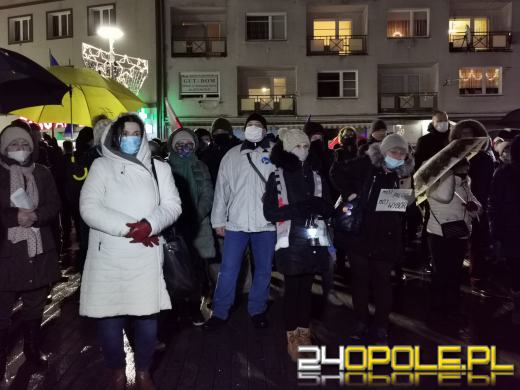 Manifestujący domagają się zawetowania przez prezydenta ustawy pn. "Lex TVN"