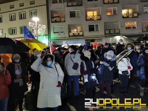 Manifestujący domagają się zawetowania przez prezydenta ustawy pn. "Lex TVN"