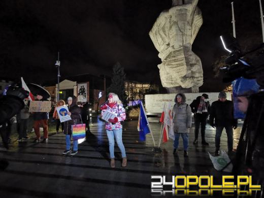 Manifestujący domagają się zawetowania przez prezydenta ustawy pn. "Lex TVN"