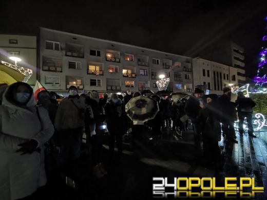Manifestujący domagają się zawetowania przez prezydenta ustawy pn. "Lex TVN"