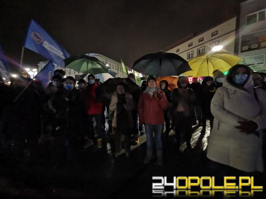 Manifestujący domagają się zawetowania przez prezydenta ustawy pn. "Lex TVN"