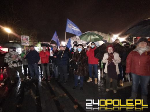 Manifestujący domagają się zawetowania przez prezydenta ustawy pn. "Lex TVN"